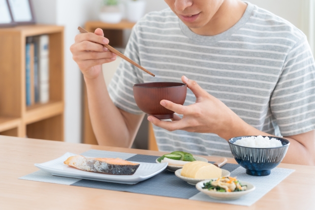 痛風を防ぐために見直すべき生活習慣と食事のポイント